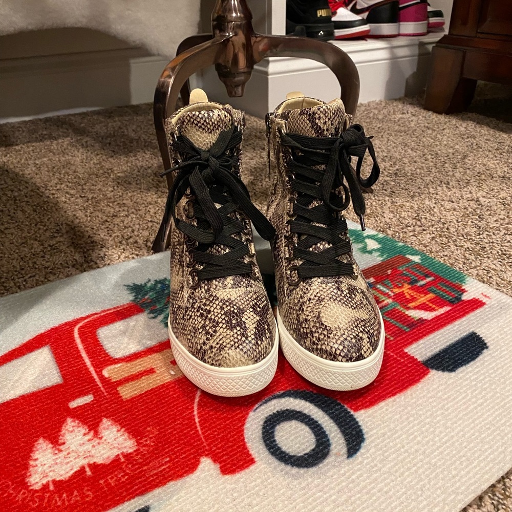 Snakeskin print sneaker wedge sneaker boot heels - Picture 2 of 16